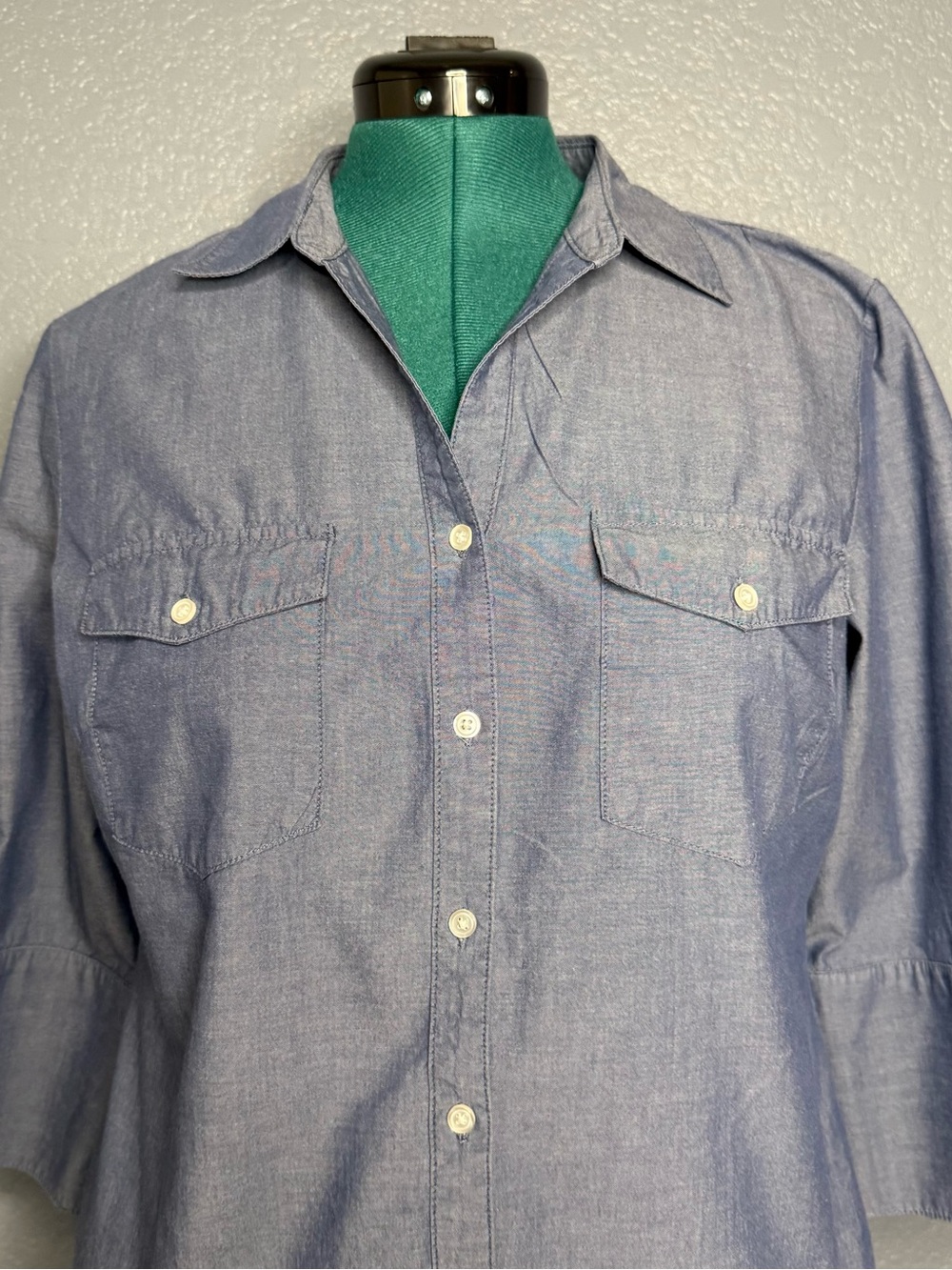Ellen Tracy Chambray Shirt 100% Cotton Light Blue Button Down Denim Look Top L - Picture 2 of 8